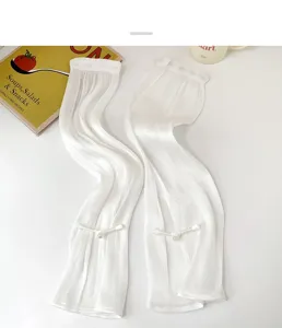 Détails des manches de protection solaire plissées de style chinois avec boutons en perles.