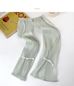Détails de manchons de protection solaire plissés vert clair avec de délicats boutons.