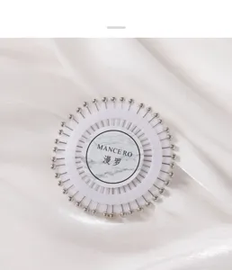 Vue détaillée de la roue d'épingles à tête perlée pour la couture et le positionnement.