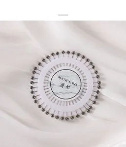 Épingles droites à tête perlée métallique en roue pour positionnement de vêtements, couture et détails.