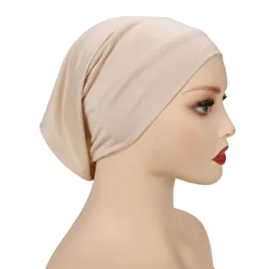 Λεπτομερής όψη ελαστικού σκουφιού hijab μονόχρωμου, άνετο ύφασμα που αναπνέει.