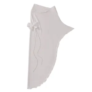 Hiyab pañuelo blanco para mujer, lazo elegante y detalles de flecos de cristal brillante.