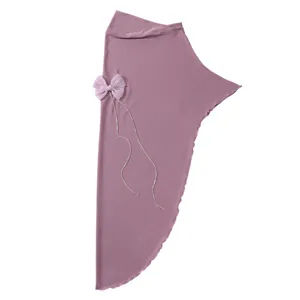 Hiyab musulmán rosa con detalle de lazo y cadena de pedrería, accesorio de tela suave.