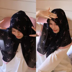 Foulard carré en mousseline noire avec imprimé nœud rose, hijab élégant et écharpe pour femme.