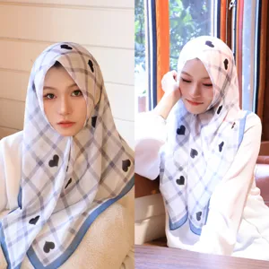 Foulard carre carreaux bleus coeur noir chiffon hijab elegant mode femme accessoire chic.