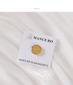 Nahaufnahme Detail der Marmor Hijab Magnet Brosche auf eleganter Verpackungskarte.
