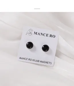Gedetailleerd overzicht van zwarte ronde hijab magneten met merkkaartverpakking voor gebruik.
