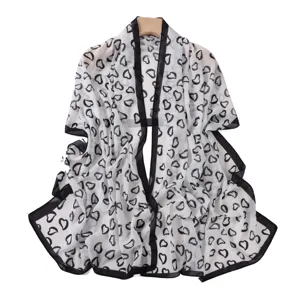 Sciarpa in chiffon con stampa a cuore nero e bianco scialle lungo elegante accessorio e versatile