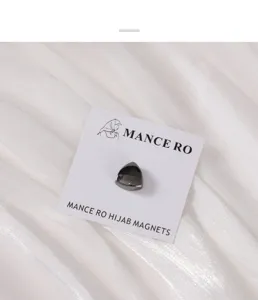 Matte driehoekige magnetische hoofddoekclip en sjaalsluiting voor veilige bevestiging.
