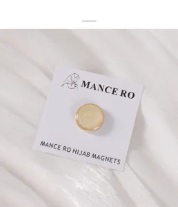 Elegantes Hijab-Magnet mit feinem Marmormuster und goldenem Rand auf Displaykarte.