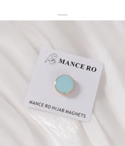 Detaillierte Ansicht des runden Hijab-Magnetclips im hellblauen Marmor-Design für den Alltag.