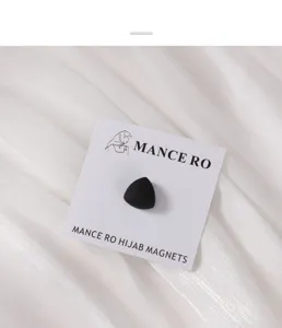 Mat zwarte driehoekige magnetische speld detail, veilige sluiting op kaart, accessoire.