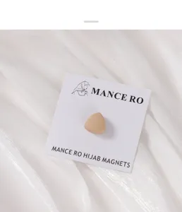 Matte driehoek hijab magneet detailopname, sterke magnetische sluiting voor sjaals en kleding.