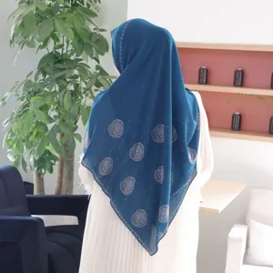 Detailansicht des blauen Chiffon-Hijabs mit elegantem Strass-Rosenmuster und funkelnden Steinen.