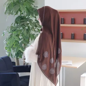Elegantes Chiffon Kopftuch mit Strass-Rosen und Perlen, ideal für stilvolle Anlässe und Alltag.