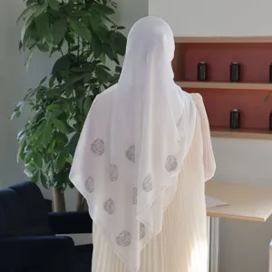 Detailansicht des weißen Chiffonkopftuchs mit eleganten Strassrosenmustern und weichem Stoff.