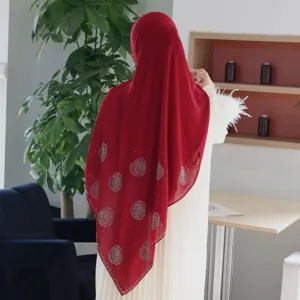 Chiffon Hijab Schal Detail mit glitzerndem Strass Rosenmuster in eleganter roter Farbe.