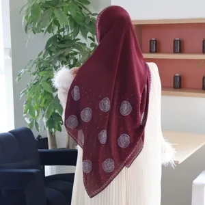 Burgunderrotes Chiffon Kopftuch mit Strass Rosen Muster, elegante islamische Damenschals.