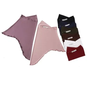 Detailopname van de ijszijde hijab met kristallen hartgesp en volantsranden in diverse kleuren.
