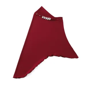 Bordeaux rode ijszijde hijab met strass gesp en prachtige volant rand detail.