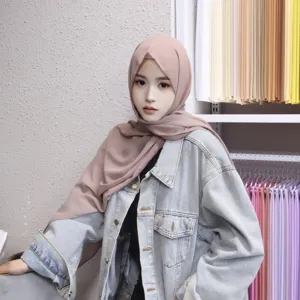 Solid color chiffon hijab scarf cap set with magnetic buckle, detailed view of elegant accessories.