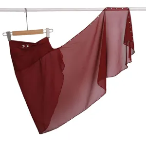 Bordeauxrode chiffon wikkeldoek detail, strass kraalrand en kristallen taille accent decoratie.