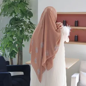 Nahaufnahme des braunen Chiffon-Hijabs mit funkelnden Strass-Rosenmustern und schönem Fall.
