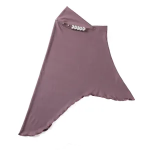 Details van ijszijde hoofddoek met strass-blad, zachte stof en geribbelde rand.