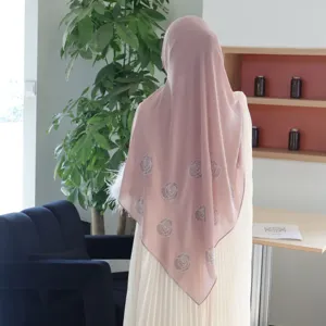 Detailansicht des eleganten Strass-Rosen-Chiffon-Hijabs mit feinen Mustern und weicher Textur.