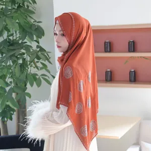 Rostfarbenes Chiffon Kopftuch mit Strass Rosen Design, elegantes muslimisches Kopftuch.