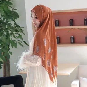 Detailansicht des Strass-Chiffon-Hijab-Tuchs mit elegantem Muster und weicher Stofftextur.