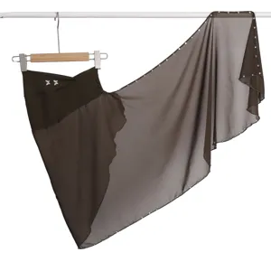 Elegante donkerbruine chiffon wikkeldoek sjaal met strass-afwerking en vlinderdecor.