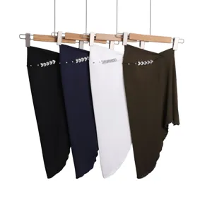 Vrouwen effen kleur ijs zijde hijab sjaal met elegante kristallen strass blad decor.