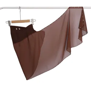 Bruine chiffon strass wikkelshawl detail weergave met transparante stof en sprankelende kristallen rand.