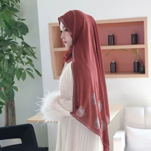 Schifffon Hijab Kopftuch mit Strass-Rosenmuster und elegantem Fall für Alltag und Anlässe.