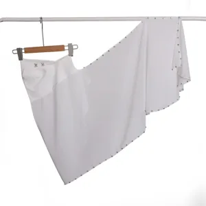 Gedetailleerd overzicht van de elegante witte chiffon wikkelsjaal met strassranden.