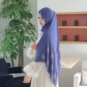 Chiffon Hijab mit Strass Rosen Design, elegantes muslimisches Kopftuch für Alltag.