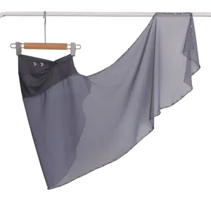 Grijze chiffon wikkelrok met strass-zoom, asymmetrische dansrok, elegant en lichtgewicht.