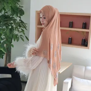 Nahaufnahme des eleganten Strass-Rosen Chiffon-Hijab-Schals, feine Details und weicher Faltenwurf.