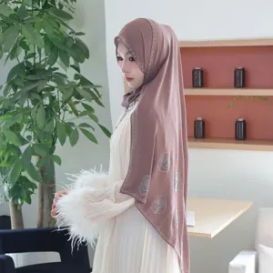 Detailansicht des eleganten Chiffon-Hijabs mit funkelnden Strass-Rosenmustern und weichem Fall.