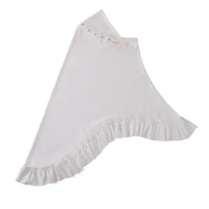 Vista detallada del hiyab de lino cristal blanco con delicados volantes, perlas y lazo.
