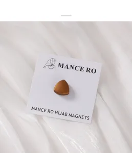 Matte driehoekige hijab magneet detail opname, sterke magnetische sluiting voor sjaals.
