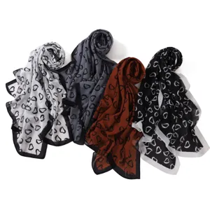Sciarpa lunga in chiffon con stampa a cuori, foulard leggero e elegante coprispalle da spiaggia donna.
