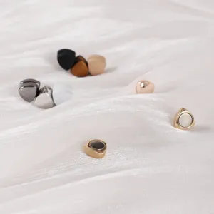 Minimalistische matte glanzende driehoekige magnetische kleding knopen broches