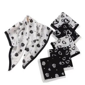 Gynaikio Moda Chiffon Tetragono Kaskol me Ektiposi Kardias Triantafyllou Elafro Kaskol Laimou Sial gia Domatio me Klimatismo Kathimerini Endysi
