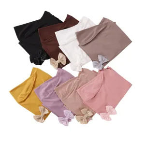 Mujer hijab turbante de lino cristal con elegante lazo y cadena de diamantes de imitación