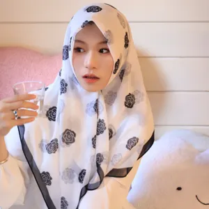 Foulard hijab en mousseline à imprimé floral blanc, coiffe élégante pour femmes.