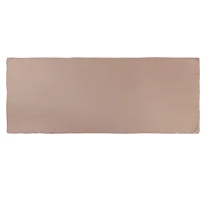 Primo piano dettagliato della sciarpa in chiffon tinta unita lucida con delicata perlescenza.