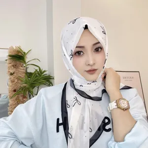 Bufanda cuadrada de gasa hijab con bonito estampado de lazo y corazon, tocado elegante.