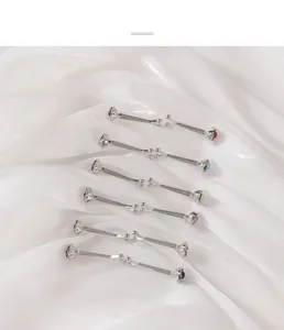 Détail de pinces à vêtements en métal, boucle fixe décorative en cristal pour écharpe.